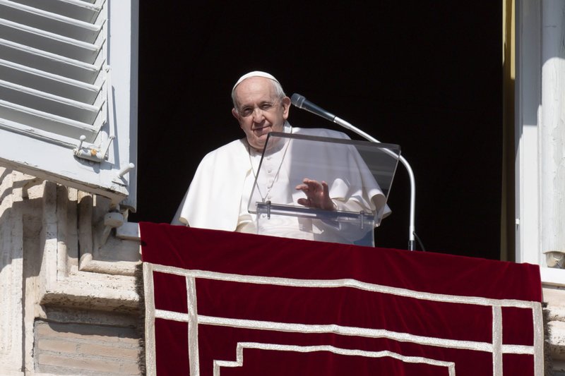 El papa Francisco dirige el Ángelus desde la ventana de su estudio con vista a la Plaza de San Pedro en el Vaticano el 7 de febrero de 2022. En sus comentarios, el papa alentó a las personas a no desesperarse, sino a invitar a Jesús a sus vidas. (Foto CNS/Vatican Media)