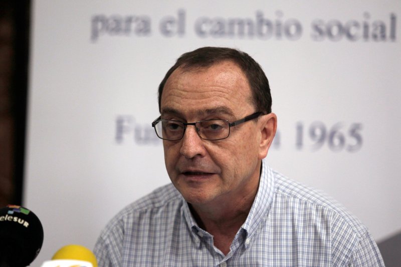 El padre jesuita Andreu Oliva, rector de la Universidad Centroamericana en San Salvador, El Salvador, habla durante una conferencia de prensa en 2016. Miembros del partido gobernante de El Salvador enfrentan críticas luego de cuestionar al padre Oliva, insinuando que la institución se benefició económicamente de alianzas con partidos políticos. (Foto CNS/José Cabezas, Reuters)