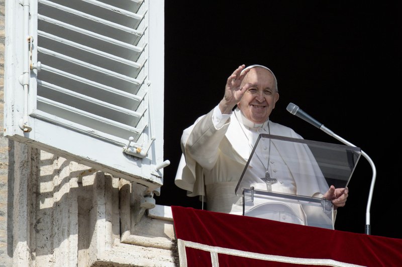El papa Francisco saluda a la multitud mientras dirige el Ángelus desde la ventana de su estudio con vista a la Plaza de San Pedro en el Vaticano Feb. 13 de febrero de 2022. (Foto CNS/Vatican Media)