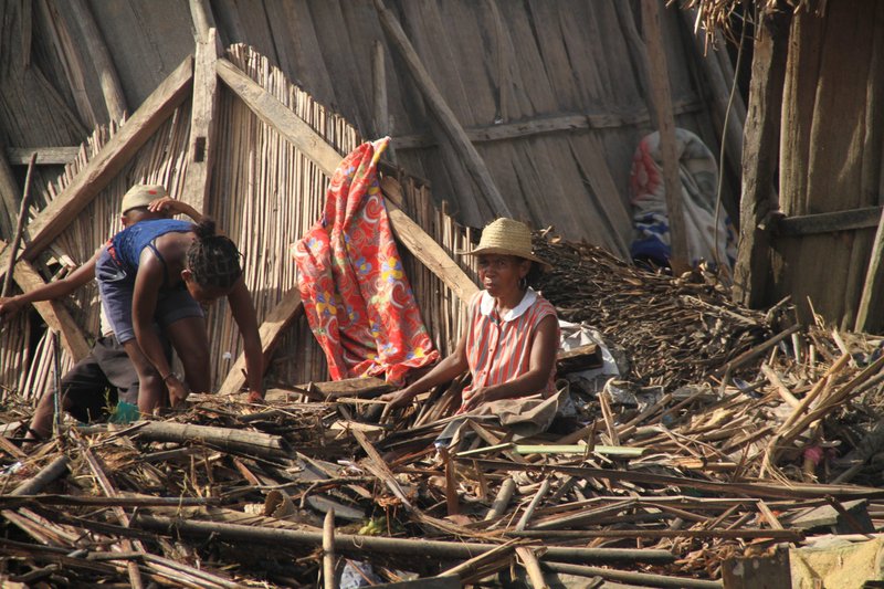 Una familia malgache es fotografiada fuera de su casa destruida el 8 de febrero de 2022, en Mananjary, Madagascar, tras el ciclón Batsirai. (Crédito: CNS photo/courtesy CRS.)