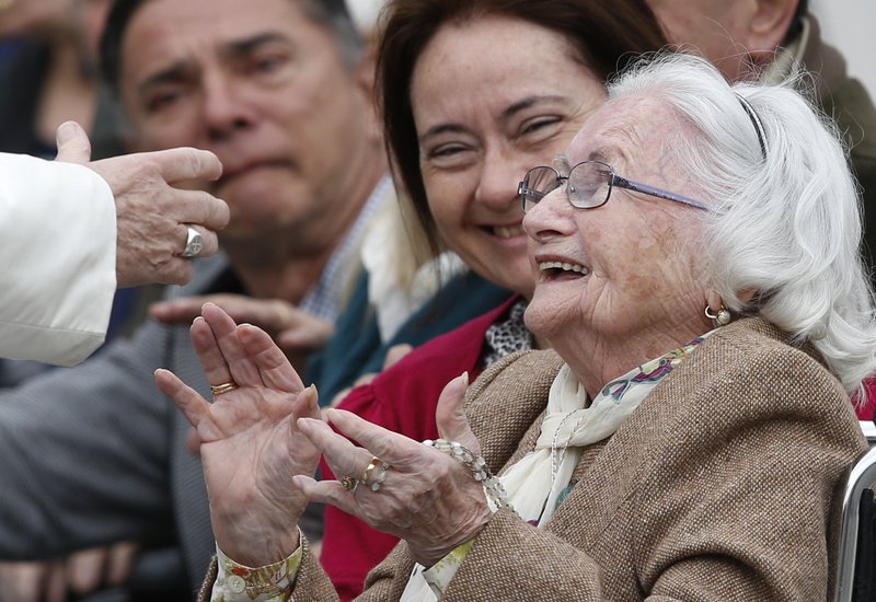 Una anciana reacciona cuando se encuentra con el papa Francisco durante su audiencia general en La Plaza de San Pedro en el Vaticano en esta foto de archivo del 22 de marzo de 2017. El papa ha elegido el tema, "En la vejez todavía darán fruto" (Salmo 92:15), para la segunda Jornada Mundial de los Abuelos y los Ancianos el 24 de julio. (Foto CNS/Paul Haring)