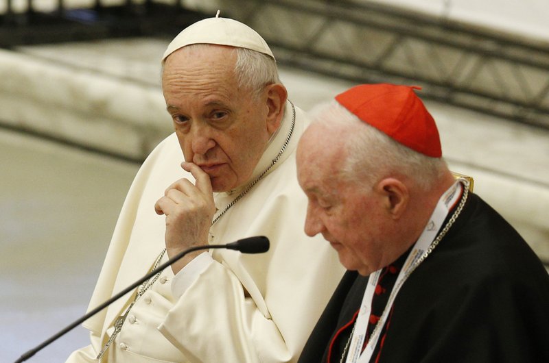 El Papa Francisco mira mientras el cardenal Marc Ouellet, prefecto de la Congregación para los Obispos, habla al comienzo de un simposio sobre el sacerdocio en el Vaticano el 17 de febrero de 2022. El Papa pronunció el discurso de apertura de la conferencia. (Foto CNS /Paul Haring)
