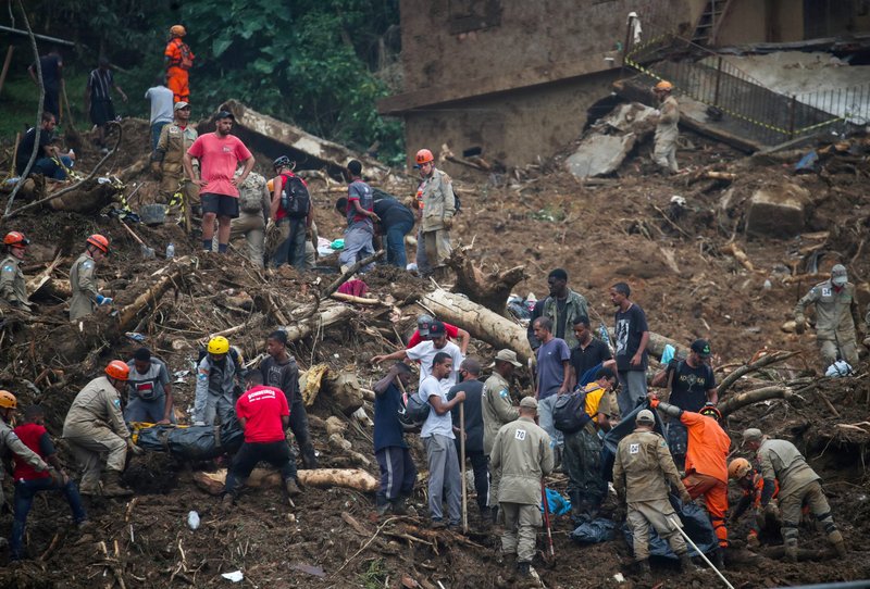 Grupos de rescate y residentes retiran un cuerpo en el sitio de un deslizamiento de tierra en Petrópolis, Brasil, el 16 de febrero de 2022. El obispo Gregorio Paixão pidió a sacerdotes y feligreses que acogieran a las personas que necesitaban refugio, y afectadas por los deslizamientos. (Foto CNS/Ricardo Moraes, Reuters)
