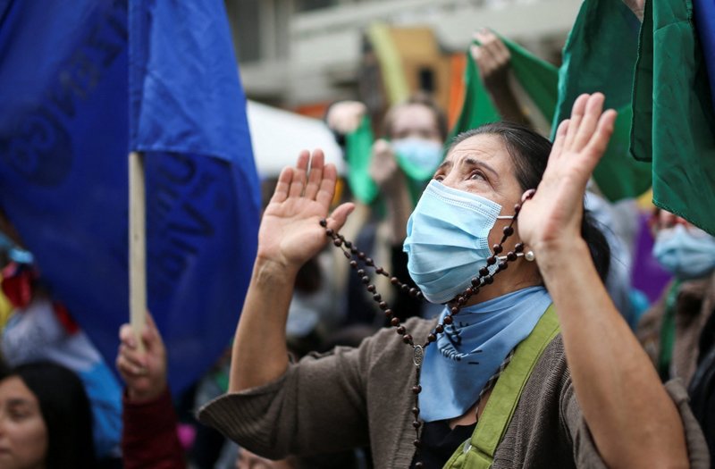 Una mujer sostiene un rosario mientras la gente se manifiesta frente a la corte constitucional de Colombia en Bogotá el 21 de febrero de 2022, oponiéndose a la eliminación del aborto del código penal. Los obispos de Colombia expresaron "perplejidad y profundo dolor" después de que la corte despenalizara el aborto durante las primeras 24 semanas de embarazo. (Foto CNS/Luisa González, Reuters)