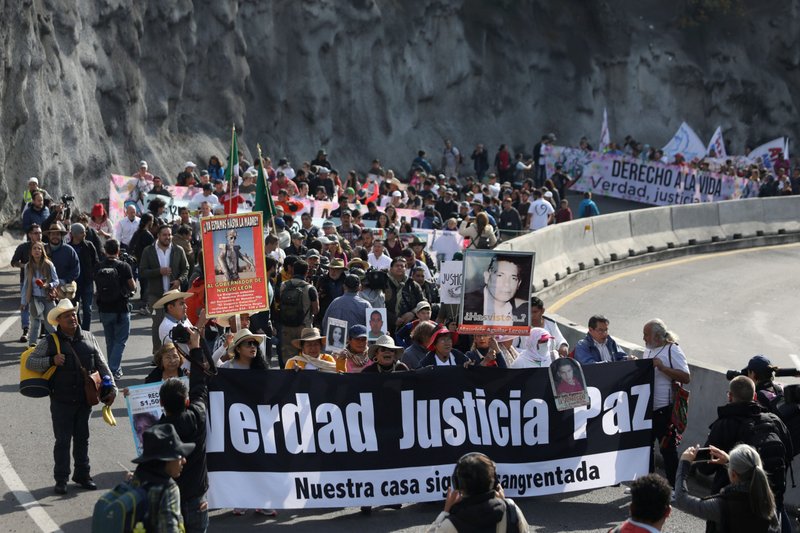 Un grupo marcha con una pancarta que dice "Verdad, Justicia, Paz. Nuestra casa sigue ensangrentada" durante un evento contra la violencia en Cuernavaca, México, el 23 de enero de 2020. En un documento de 10 páginas publicado a fines de enero y leído en las parroquias, los obispos mexicanos instaron a todos los pueblos a convertirse en constructores de paz. (Foto CNS/Alexandre Meneghini, Reuters)