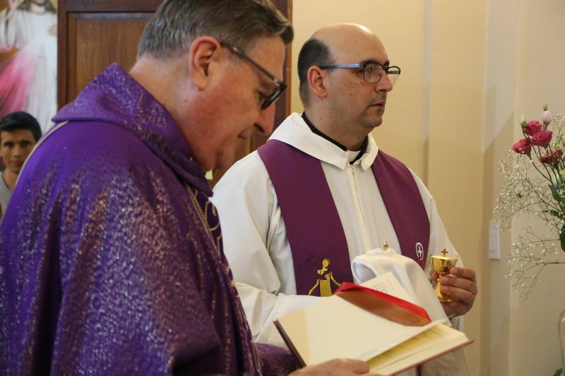 El Arzobispo Eduardo Martín, y el Padre Fabián Belay, en Rosario, Argentina. (Foto Facebook Buen Pastor).