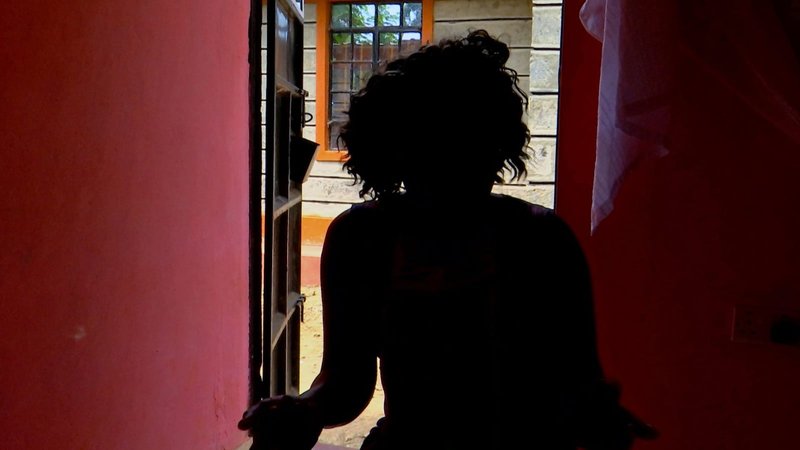 Una presunta víctima de la trata de personas hacia la India que regresó a Kenia con la ayuda de la Organización Internacional para las Migraciones es vista en Nairobi, Kenia, el 4 de agosto de 2020. En el prefacio de un nuevo libro italiano, el Papa Francisco anima a ponerse en la piel de las víctimas de la trata de personas y a comprender la difícil situación de muchos inmigrantes. (Foto CNS /Jackson Njehia, Reuters)