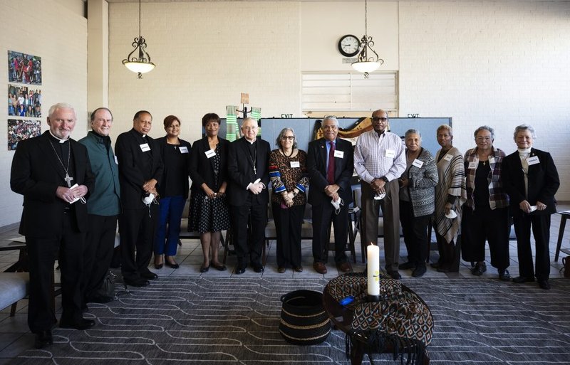 El arzobispo José H. Gómez se reunió el lunes 24 de enero con los miembros del equipo de trabajo contra el racismo de la arquidiócesis, en la iglesia St. Patrick del sur de Los Ángeles. (Foto Victor Alemán)