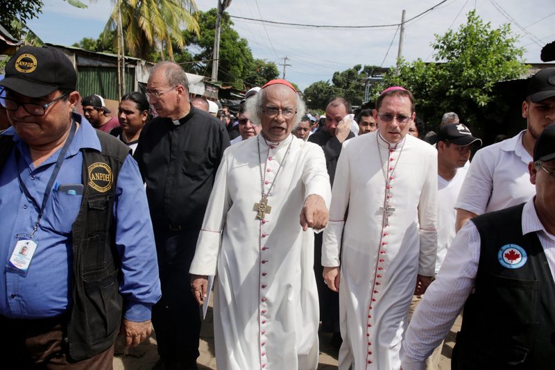 El cardenal Leopoldo Brenes Solorzano y el arzobispo Waldemar Sommertag, nuncio apostólico en Nicaragua, son vistos en Masaya, Nicaragua, el 21 de junio mientras continúan los enfrentamientos entre manifestantes antigubernamentales y la policía. (Foto CNS /Jorge Cabrera, Reuters)