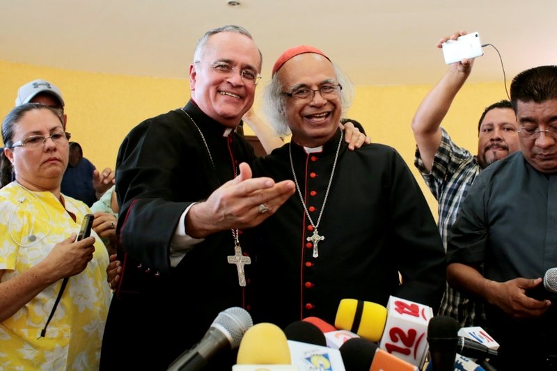 El obispo auxiliar nicaragüense de Managua, Silvio Báez Ortega, se abraza con el cardenal Leopoldo Brenes tras una rueda de prensa en Managua el 10 de abril de 2019. (Foto Oswaldo Rivas/Reuters vía CNS)