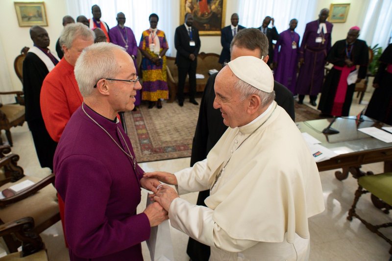 El papa Francisco saluda al arzobispo anglicano Justin Welby de Canterbury al término de un retiro de dos días para los líderes políticos de Sudán del Sur, en el Vaticano, en esta foto de archivo del 11 de abril de 2019. El papa Francisco, el arzobispo Welby y el reverendo Jim Wallace, moderador de la Iglesia de Escocia, conmemoraron el décimo aniversario de la independencia de Sudán del Sur el 9 de julio de 2021, y volvieron a prometer que visitarán el país cuando esté en paz. (Foto CNS/Vatican Media vía Reuters)