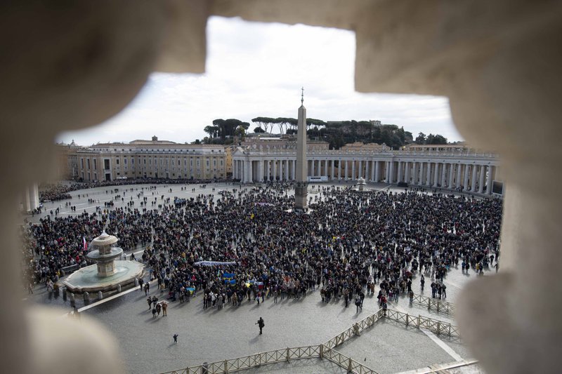 Una multitud en la Plaza de San Pedro se reúne mientras el papa Francisco reza el Ángelus desde la ventana de su estudio con vista a la plaza en el Vaticano el 27 de febrero de 2022. (Foto CNS/Vatican Media)