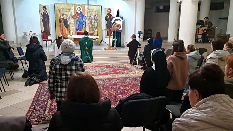 Los ucranianos se reúnen para rezar en el sótano de una iglesia de Kiev el 26 de febrero de 2022, mientras perdura la invasión rusa de su país. (Foto CNS/cortesía de la Conferencia Episcopal Polaca)