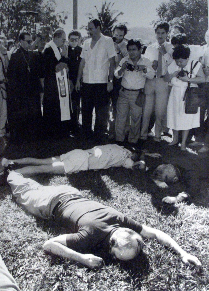 Miembros de la Iglesia Católica aparecen en esta foto de archivo cerca de los cuerpos de sacerdotes jesuitas asesinados el 16 de noviembre de 1989 en San Salvador, El Salvador. El expresidente salvadoreño Alfredo Cristiani y exsoldados fueron acusados el 25 de febrero ??de participar en sus asesinatos. (Foto CNS/Reuters)