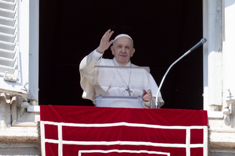 El papa Francisco saluda a la multitud mientras dirige el Ángelus desde la ventana de su estudio con vista a la Plaza de San Pedro en el Vaticano el 6 de marzo de 2022. El papa dijo que el Vaticano "está listo para hacer todo lo posible para ponerse al servicio de la paz" en Ucrania. (Foto CNS/Vatican Media)
