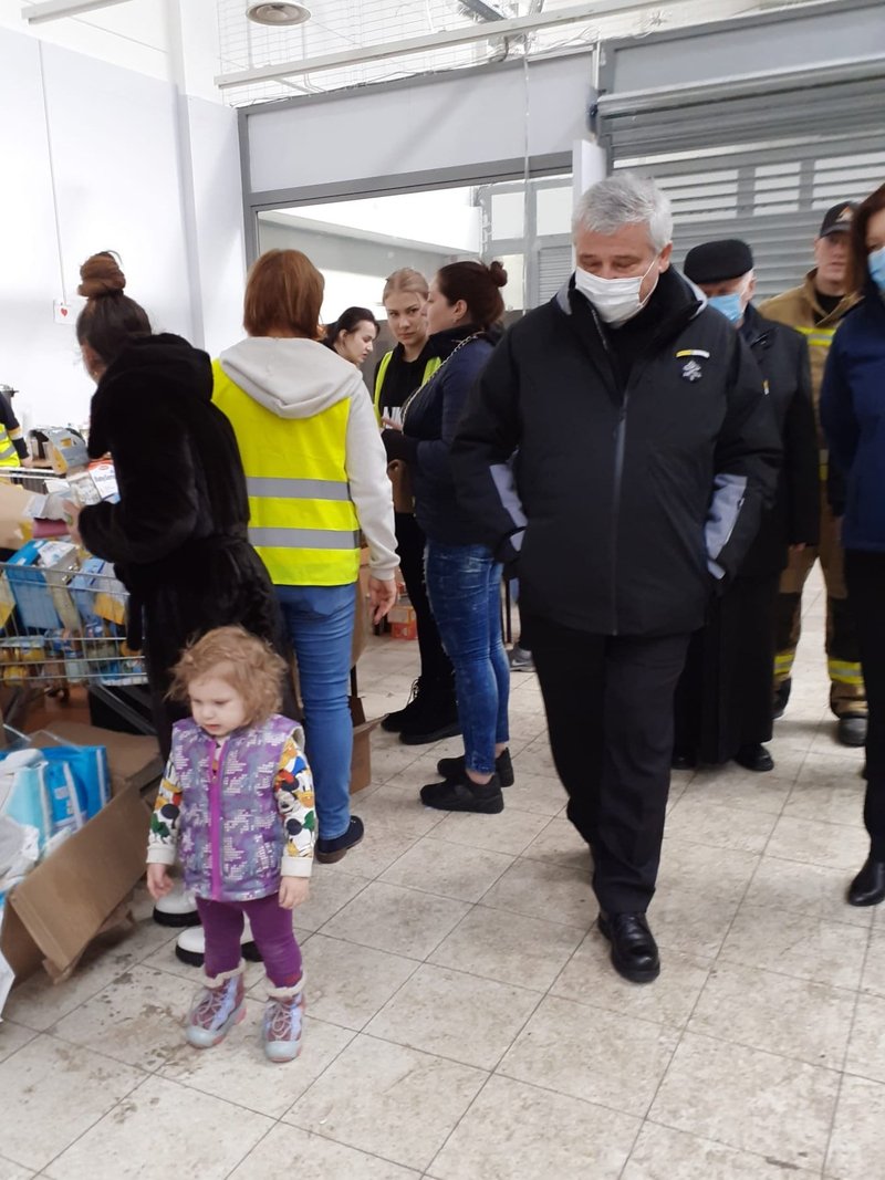 El cardenal Konrad Krajewski, el limosnero papal, visita a los refugiados ucranianos en Korczowa, Polonia, el 8 de marzo de 2022, en un supermercado que se convirtió en un centro de refugiados temporal. (Foto CNS)