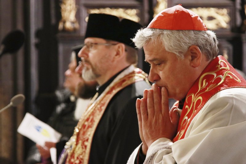 El cardenal Konrad Krajewski, a la derecha, el limosnero papal, y el arzobispo Sviatoslav Shevchuk de Kyiv-Halych, líder de la Iglesia católica ucraniana de rito oriental, asisten a un servicio de oración interreligiosa en la catedral de rito latino de Lviv, Ucrania, el 10 de marzo de 2022. (Foto CNS/Cortesía de la Iglesia Católica Ucraniana)