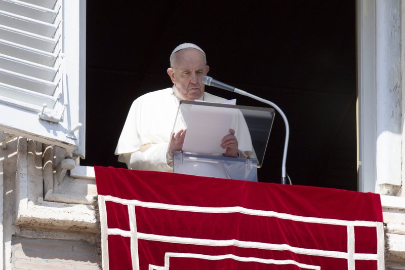 El Papa Francisco se dirige a los visitantes reunidos en la Plaza de San Pedro del Vaticano para el rezo del Ángelus el 20 de marzo de 2022. El Papa condenó la guerra de Rusia contra Ucrania, calificándola de "masacre sin sentido" y de ataque "sacrílego" a la vida humana. (Foto CNS /Vatican Media)