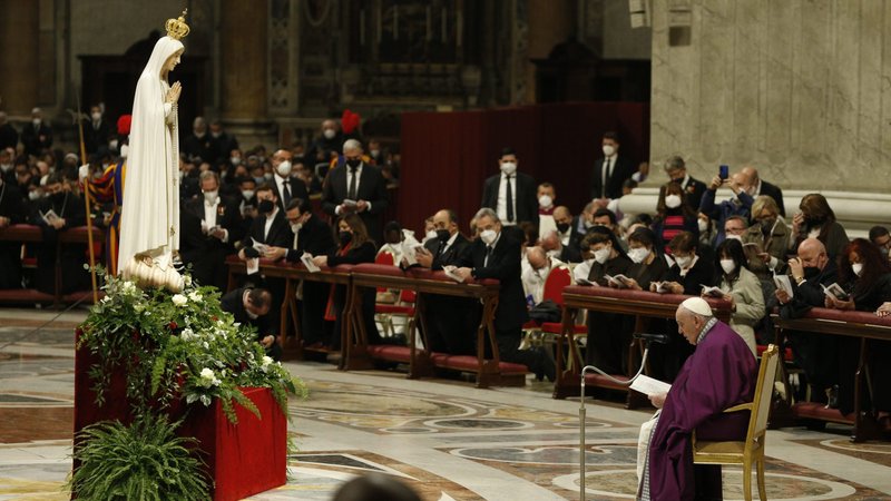 El Papa Francisco consagra el mundo y, en particular, Ucrania y Rusia al Inmaculado Corazón de María durante un servicio penitencial de Cuaresma en la Basílica de San Pedro en el Vaticano el 25 de marzo de 2022. (Foto CNS /Paul Haring)