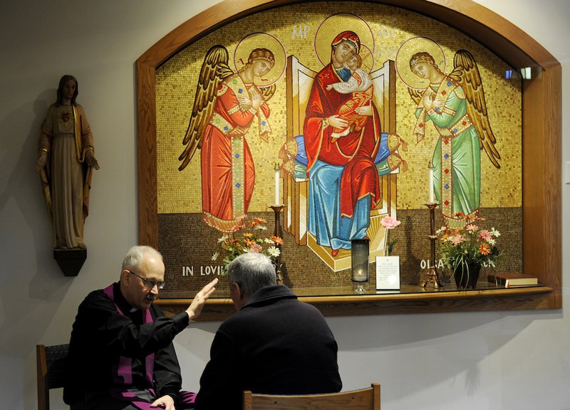 Un sacerdote escucha una confesión en 2013 en la iglesia de Cristo Rey en Irondequoit, Nueva York (Foto archivo CNS/ Mike Crupi)