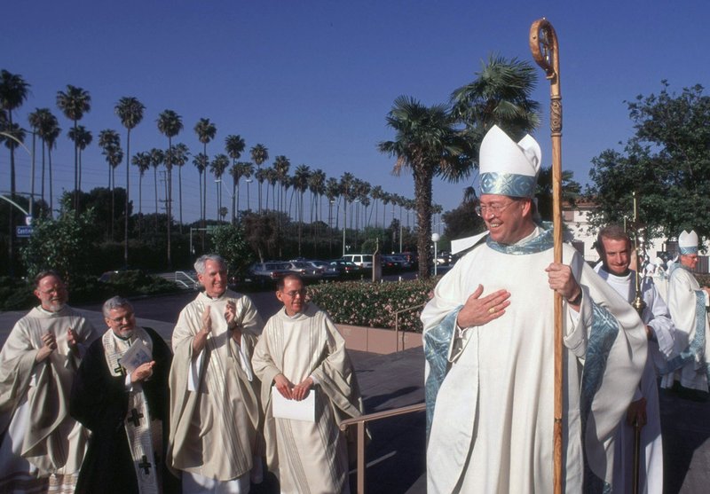 Los sacerdotes dan la bienvenida al Obispo Auxiliar Edward W. Clark después de su ordenación episcopal el 26 de marzo de 2001, en la Iglesia de San Juan Crisóstomo en Inglewood. (Foto Víctor Alemán)