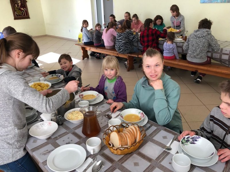 Huérfanos rescatados por el P. Jason Charron y Allen Sherwood, durante la comida, en un centro de refugiados en Leópolis, en Ucrania. (Foto Padre Jason Charron)