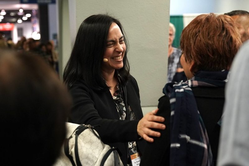 La hermana Rosalía Meza, directora de la Oficina de Educación Religiosa, saluda a un asistente tras la Ceremonia de Apertura y Bienvenida en el Centro de Convenciones de Anaheim para el RECongreso 2020. (Foto ADLA)
