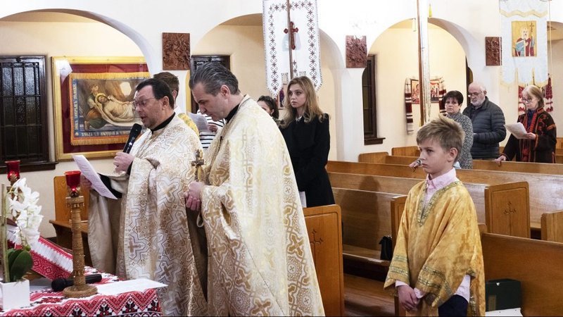 El padre Ihor Koshyk (centro) estuvo acompañado por un sacerdote ortodoxo en una vigilia de oración por Ucrania el 24 de febrero en la iglesia católica ucraniana Nativity of Blessed Virgin Mary en East Hollywood. (Foto Víctor Alemán)