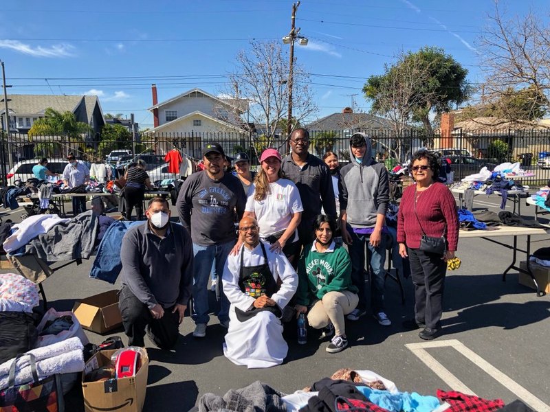 Los organizadores Debbi Drewry, de la Iglesia de los Mártires Americanos, y el Padre Claude Williams (ambos de blanco) con los voluntarios de la "Extravagancia del 19 de febrero en el aparcamiento" de los Santos Pedro y Pablo. (Foto Padre Claude Williams)