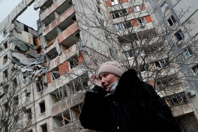 Una mujer reacciona frente a los edificios de apartamentos destruidos en Mariupol, Ucrania, el 17 de marzo de 2022. (Foto Alexander Ermochenko/Reuters vía CNS)