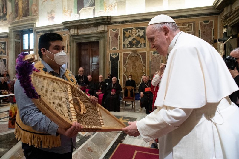 Adrian Gunner, en representación de la Asamblea de las Primeras Naciones, presenta al Papa Francisco unas raquetas de nieve hechas de fresno negro con tendones de caribú y tendones artificiales en la Sala Clementina del Vaticano el 1 de abril de 2022. (Foto CNS/Vatican Media)
