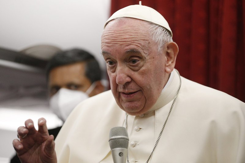 El Papa Francisco responde a las preguntas de los periodistas a bordo de su vuelo de Malta a Roma el 3 de abril de 2022. (Foto CNS /Paul Haring)