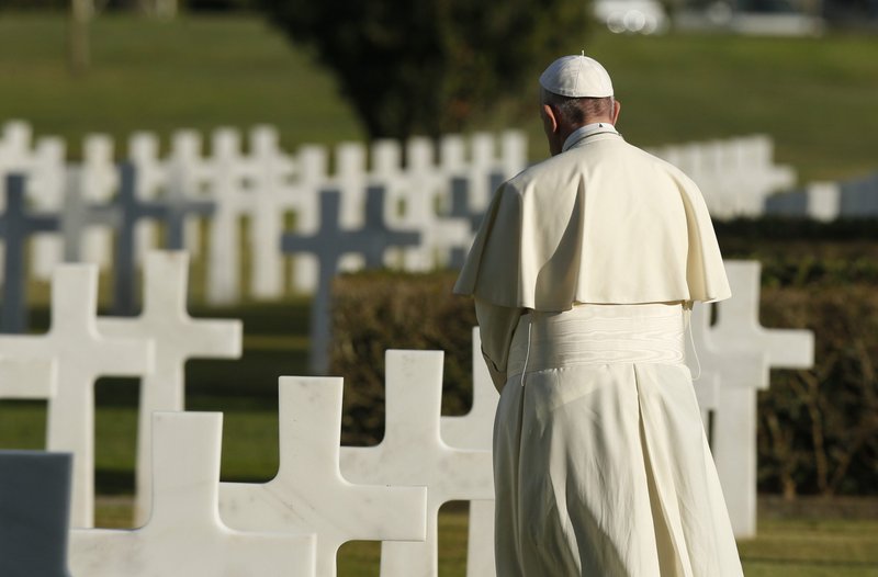 El papa Francisco visita las tumbas en el cementerio Sicily-Rome en Nettuno, Italia, en esta foto de archivo del 2 de noviembre de 2017. El papa ha condenado toda guerra, diciendo que no existe una guerra justa. (Foto CNS/Paul Haring)