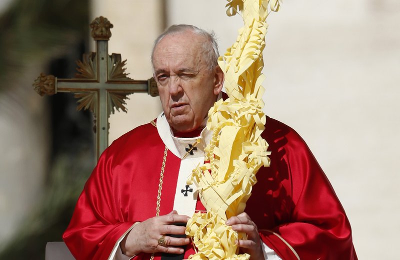 El Papa Francisco sostiene palmas mientras celebra la misa del Domingo de Ramos en la Plaza de San Pedro en el Vaticano el 10 de abril de 2022. (Foto CNS /Paul Haring)
