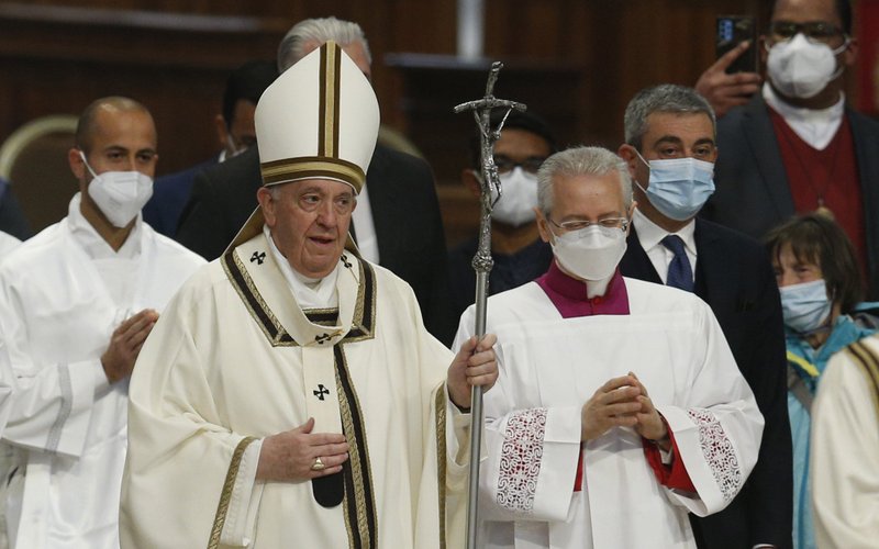 El Papa Francisco llega para celebrar la misa crismal del Jueves Santo en la Basílica de San Pedro en el Vaticano el 14 de abril de 2022. (Foto CNS /Paul Haring)