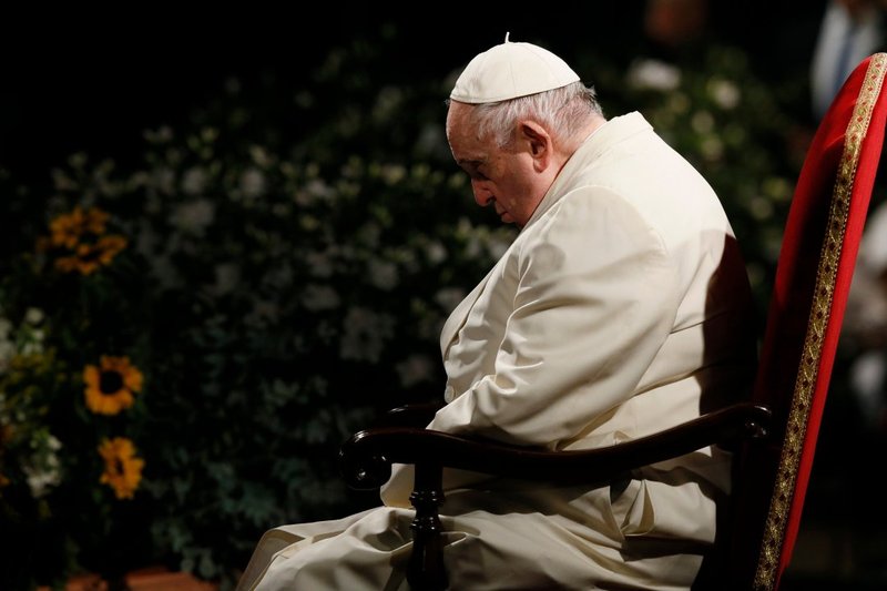 El Papa Francisco dirige el Vía Crucis fuera del Coliseo en Roma el 15 de abril de 2022. (Foto CNS /Paul Haring.)