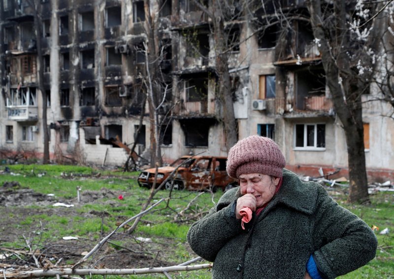 La residente local Tamara, de 71 años, llora frente a un edificio de apartamentos en la ciudad portuaria del sur de Mariupol, Ucrania, el 19 de abril de 2022, que fue destruido durante el conflicto entre Ucrania y Rusia. (Foto CNS /Alexander Ermochenko, Reuters)