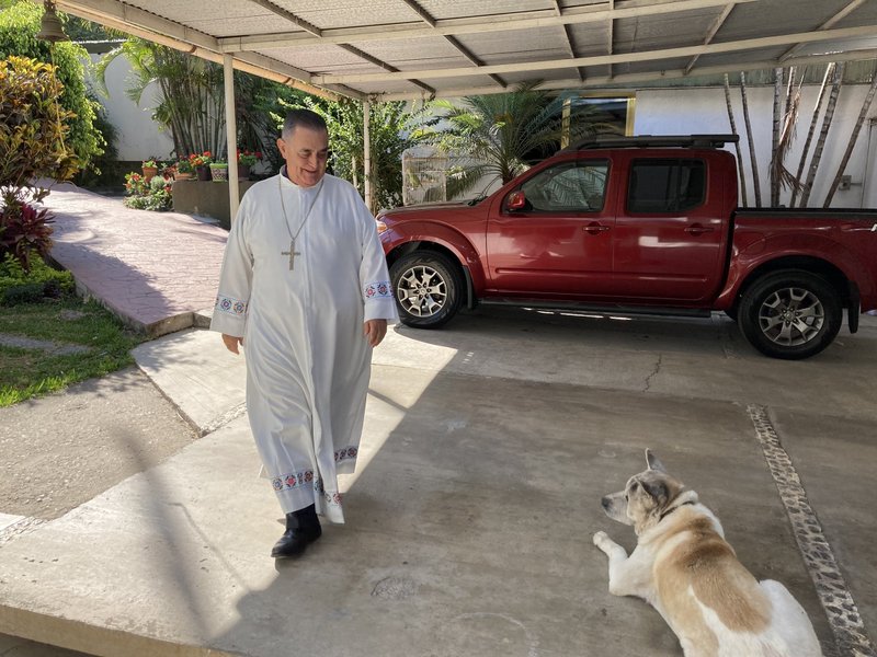 El obispo mexicano Salvador Rangel Mendoza de Chilpancingo-Chilapa se acerca a su perro, Taro, en su residencia en Chilpancingo, México, el 15 de marzo de 2022. El obispo Rangel, ahora retirado, a menudo se reunía con los líderes de los cárteles de la droga intentando disminuir la violencia en su diócesis. (Foto CNS/David Agren)