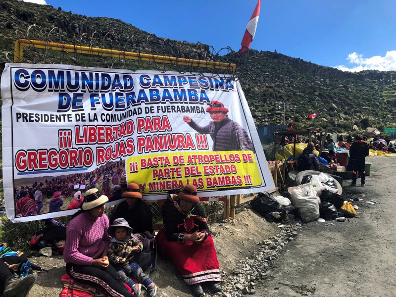 Manifestantes bloquean un acceso por carretera a una mina de cobre durante una protesta en Fuerabamba, Perú, 29 de marzo de 2019. Las recientes protestas han cerrado varias minas de cobre en un país donde la minería es una fuente clave de ingresos. (Foto CNS /Mitra Taj, Reuters)