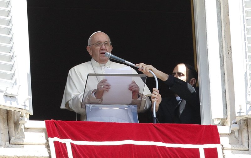 El Papa Francisco dirige el "Regina Coeli" desde la ventana de su estudio con vistas a la Plaza de San Pedro en el Vaticano el 24 de abril de 2022. (Foto CNS/Paul Haring)