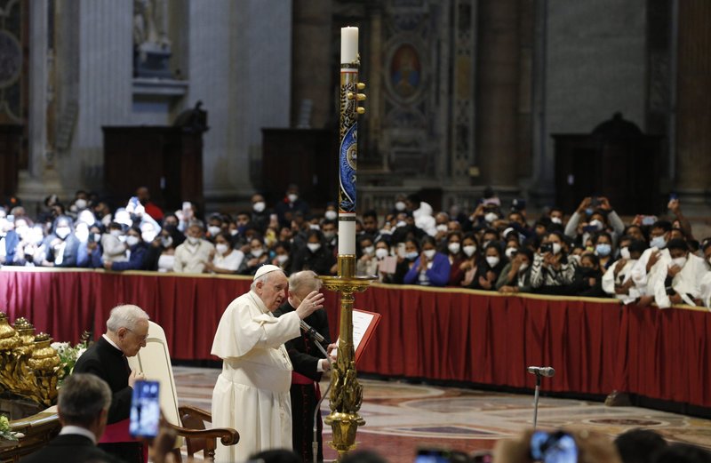 El papa Francisco imparte su bendición mientras saluda a los supervivientes y familiares de las víctimas de los atentados de Semana Santa de 2019 en Sri Lanka, tras la misa celebrada por el cardenal Malcolm Ranjith de Colombo (Sri Lanka) para conmemorar el aniversario de los ataques, en la Basílica de San Pedro del Vaticano el 25 de abril de 2022. El Papa hizo un llamamiento a las autoridades de Sri Lanka para que encuentren la verdad sobre los atentados. (Foto CNS /Paul Haring)