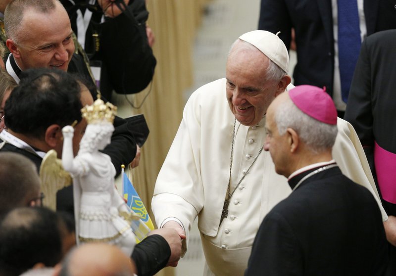 El papa Francisco saluda a los sacerdotes durante una audiencia con sacerdotes de Misioneros de la Misericordia en el Vaticano el 25 de abril de 2022. Entre los presentes había un grupo de sacerdotes de Ucrania. El papa encargó a los sacerdotes durante el Año de la Misericordia para la misión especial de predicar la misericordia de Dios y mostrarla, especialmente a través del sacramento de la reconciliación. (Foto CNS/Paul Haring)