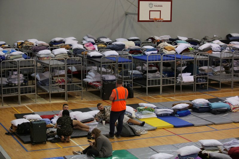Ucranianos que buscan asilo en los Estados Unidos permanecen en el complejo deportivo Benito Juárez en Tijuana, México, el 23 de abril de 2022. (Foto CNS/Jorge Duenes, Reuters)