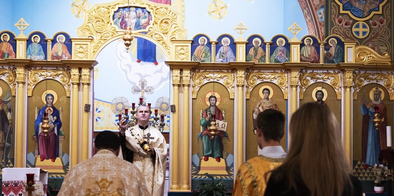 El padre Ihor Koshyk, párroco, preside un servicio de oración por Ucrania el 24 de febrero en la Iglesia Católica Ucraniana de la Natividad de la Santísima Virgen María en East Hollywood. (Foto Víctor Alemán)