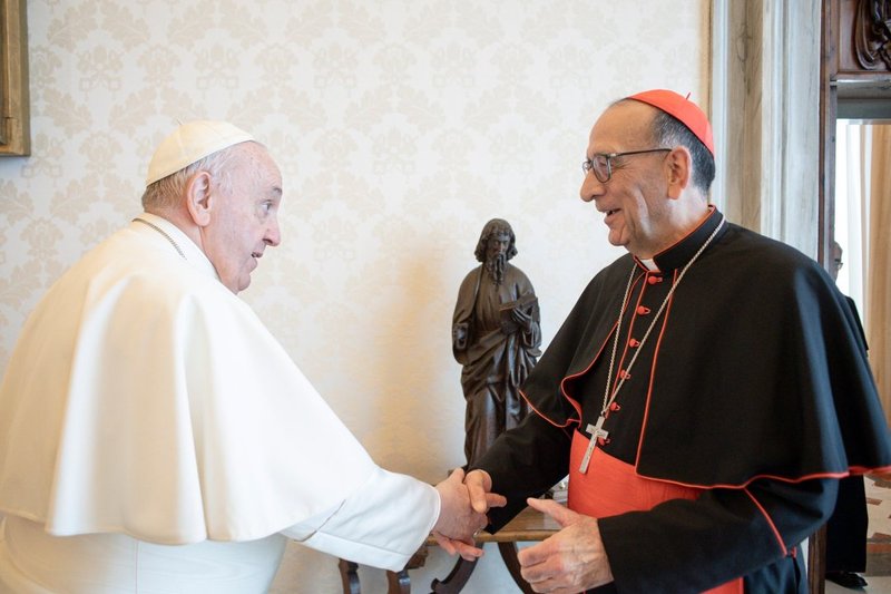 El Papa Francisco saluda al cardenal Juan José Omella de Barcelona, presidente de la conferencia episcopal española, durante una reunión con los líderes de la conferencia en el Vaticano el 7 de abril de 2022. El papa fue informado sobre la comisión independiente creada por los obispos para investigar los abusos sexuales del clero en el país. (Foto CNS photo/Vatican Media)