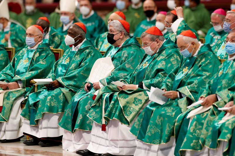 Los cardenales esperan el inicio de la celebración de la misa del Papa Francisco para abrir el proceso que llevará a la asamblea del Sínodo mundial de obispos en 2023, en la Basílica de San Pedro en el Vaticano el 10 de octubre de 2021. (Foto Remo Casilli/Reuters vía CNS)