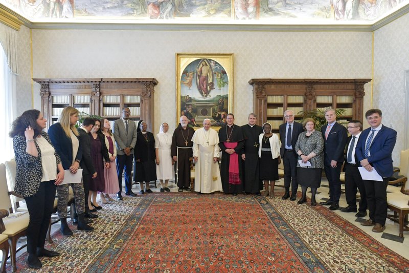 El Papa Francisco posa con miembros de la Comisión Pontificia para la Protección de Menores en el Vaticano el 29 de abril de 2022. (Foto CNS /Vatican Media)