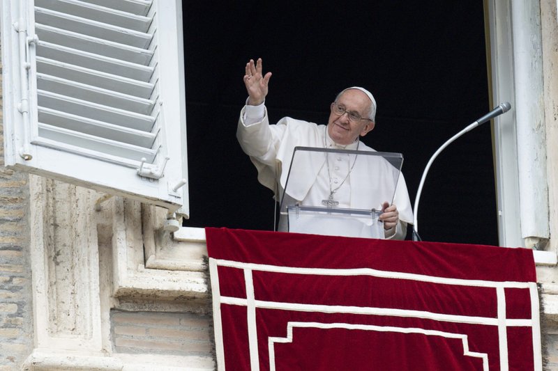 El Papa Francisco saluda a la multitud mientras dirige el "Regina Coeli" desde la ventana de su estudio con vistas a la Plaza de San Pedro en el Vaticano el 1 de mayo de 2022. El Papa hizo un llamamiento a la paz en Ucrania y calificó el sufrimiento de ancianos y niños vulnerables como una "macabra regresión de la humanidad." (Foto CNS/Vatican Media)