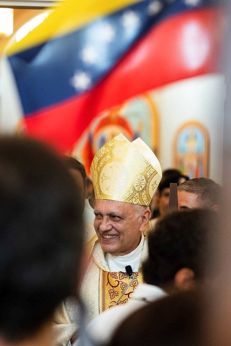 El cardenal Baltazar Porras de Mérida, Venezuela, se reúne con feligreses en la parroquia de Santa Katherine Drexel en Weston, Florida, el 1 de mayo de 2022. El cardenal viajaba por los EE. UU. con una reliquia del Beato José Gregorio Hernández, un médico venezolano conocido por tratar cientos de pacientes pobres de forma gratuita; murió en 1919. (Foto CNS/Tom Tracy, Florida Catholic)
