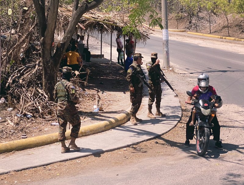 Soldados salvadoreños llegan a una intersección para establecer vigilancia cerca de El Paraíso en el norte de El Salvador el 23 de abril de 2022. A fines de marzo, el gobierno salvadoreño extendió las medidas de emergencia suspendiendo algunas libertades personales, permitiendo un aumento de detenciones tras un alza de violencia. (Foto CNS/Rhina Guidos)
